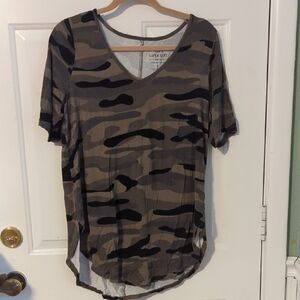 Torrid Super Soft Knits Size 1 Or 14/16 Camouflage Short Sleeve Shirt